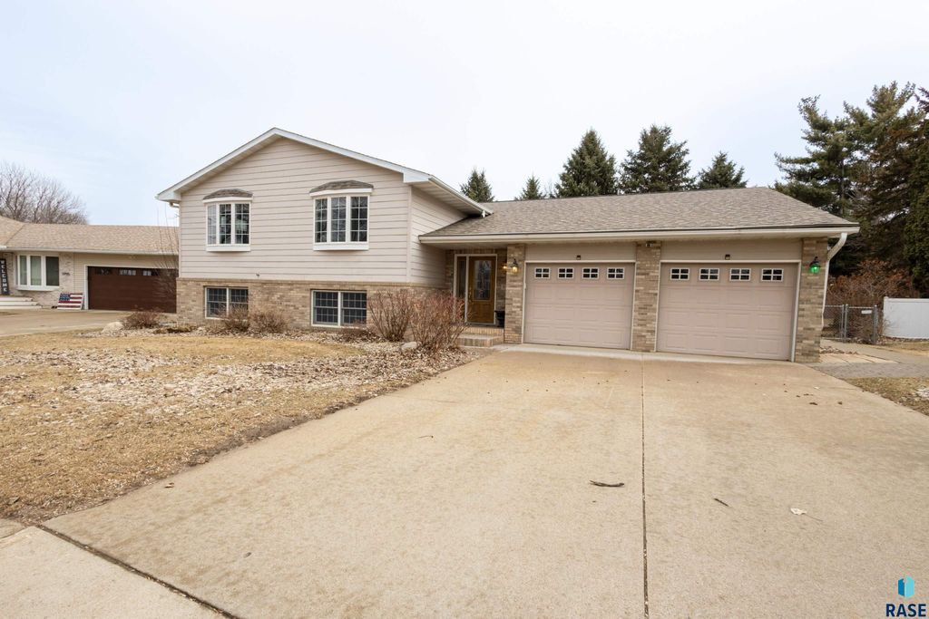 5909 W Chadwick Pl Place, Sioux Falls, SD 57106