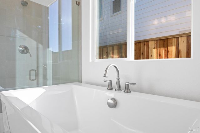 7325 Willowglen Dr, Rohnert Park, CA 94928