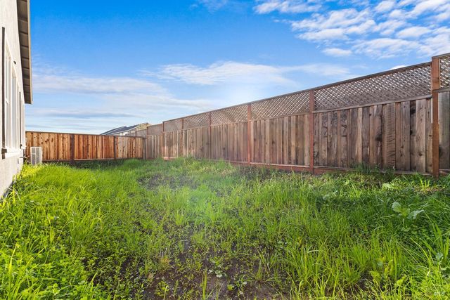 7325 Willowglen Dr, Rohnert Park, CA 94928