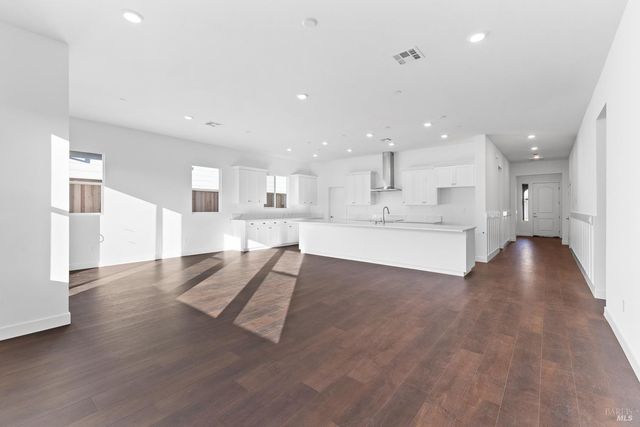 7325 Willowglen Dr, Rohnert Park, CA 94928