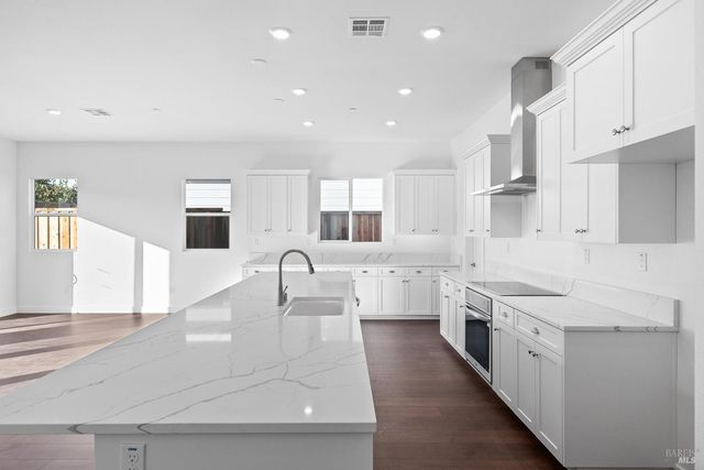 7325 Willowglen Dr, Rohnert Park, CA 94928