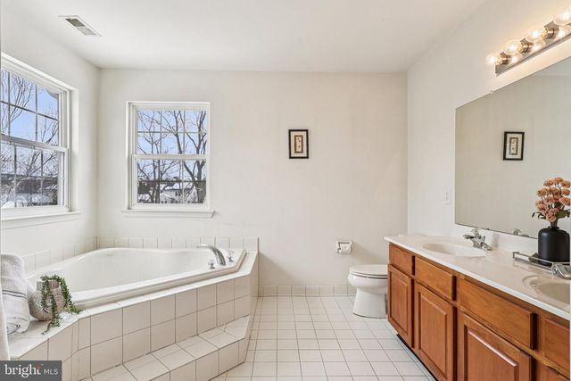 230 N SHADYBROOKE DR, Douglassville, PA 19518