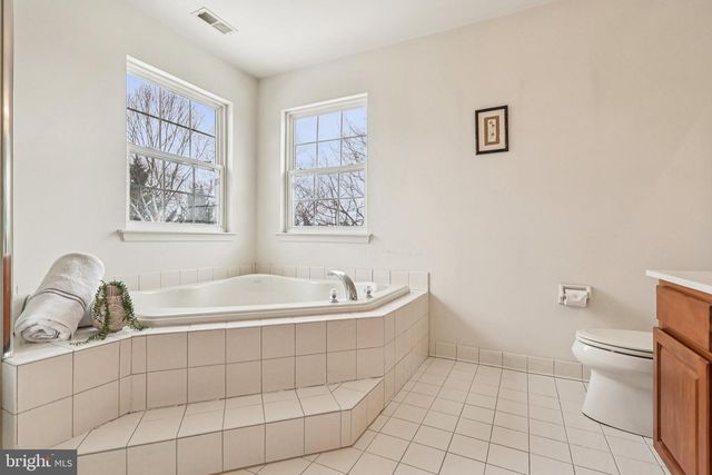 230 N SHADYBROOKE DR, Douglassville, PA 19518