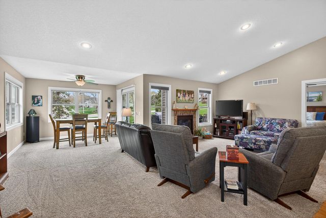800 Hartz Court 800, Leclaire, IA 52753