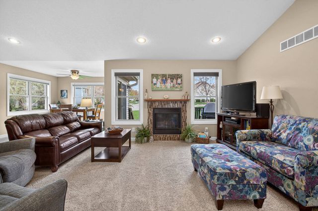 800 Hartz Court 800, Leclaire, IA 52753
