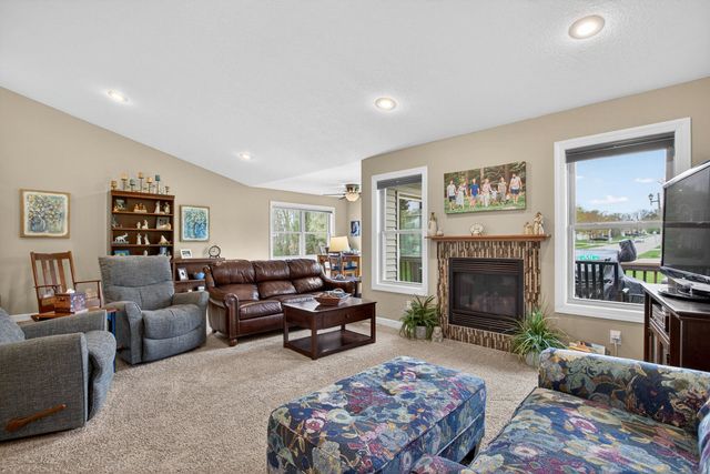 800 Hartz Court 800, Leclaire, IA 52753
