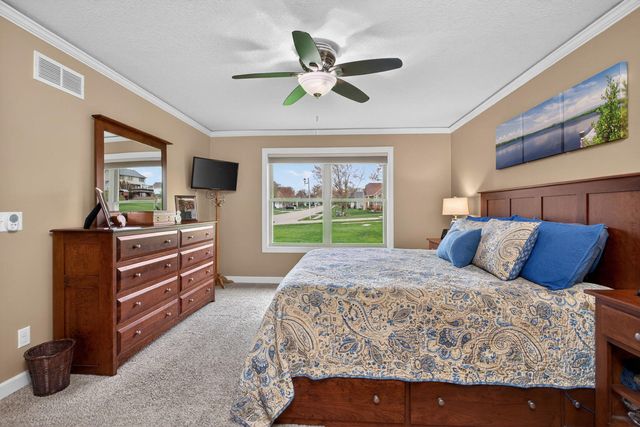 800 Hartz Court 800, Leclaire, IA 52753