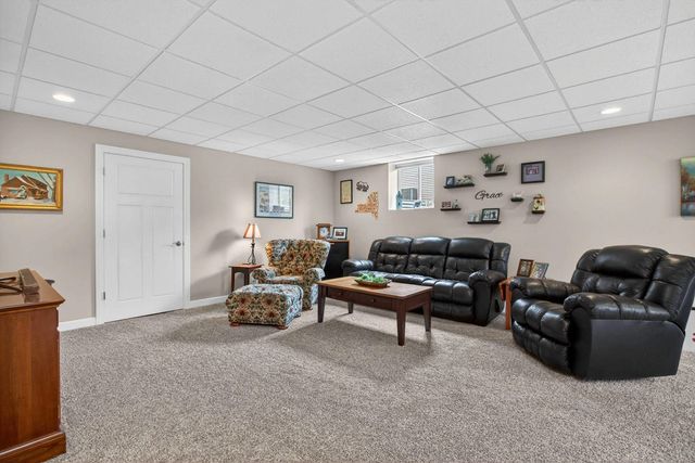 800 Hartz Court 800, Leclaire, IA 52753