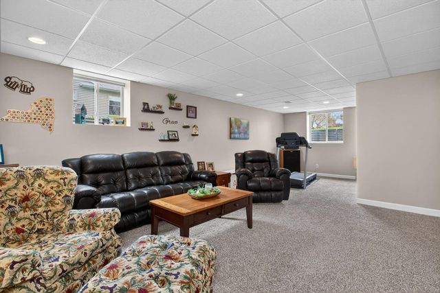 800 Hartz Court 800, Leclaire, IA 52753