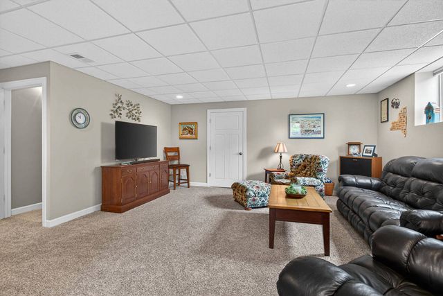 800 Hartz Court 800, Leclaire, IA 52753