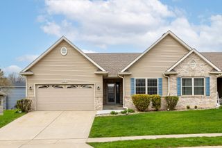 800 Hartz Court 800, Leclaire, IA 52753