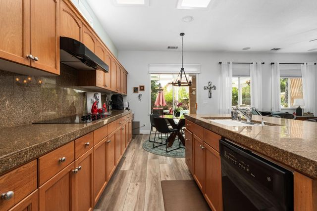1812 N Graybark Avenue, Clovis, CA 93619