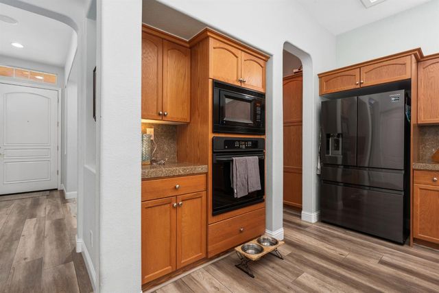 1812 N Graybark Avenue, Clovis, CA 93619