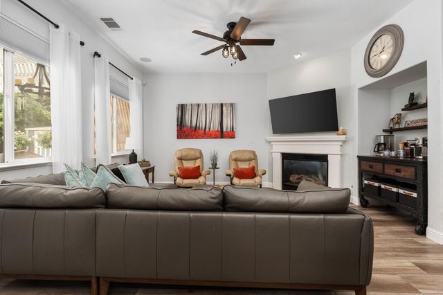 1812 N Graybark Avenue, Clovis, CA 93619