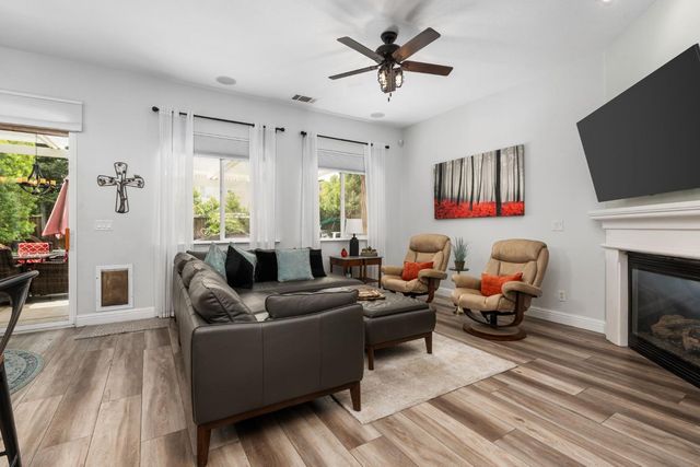 1812 N Graybark Avenue, Clovis, CA 93619