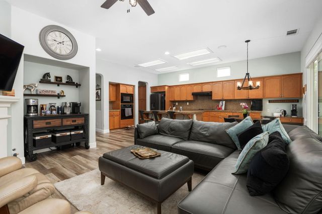 1812 N Graybark Avenue, Clovis, CA 93619