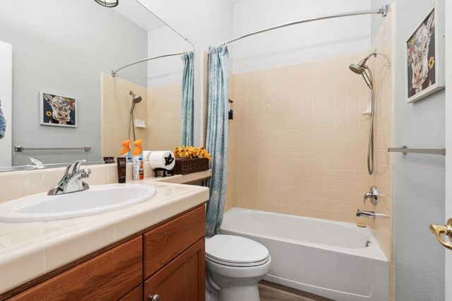 1812 N Graybark Avenue, Clovis, CA 93619