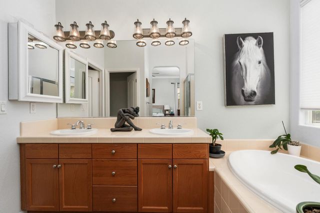 1812 N Graybark Avenue, Clovis, CA 93619