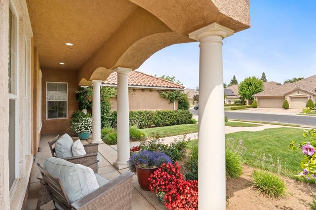 1812 N Graybark Avenue, Clovis, CA 93619