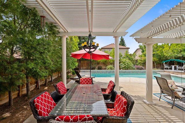 1812 N Graybark Avenue, Clovis, CA 93619