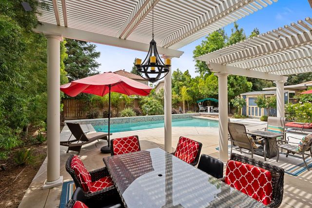 1812 N Graybark Avenue, Clovis, CA 93619