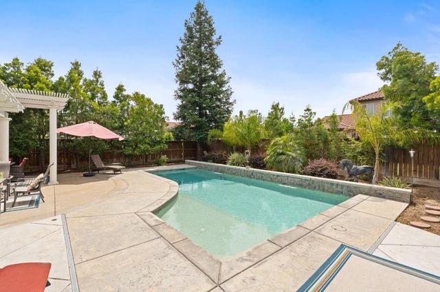 1812 N Graybark Avenue, Clovis, CA 93619