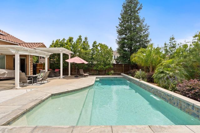 1812 N Graybark Avenue, Clovis, CA 93619