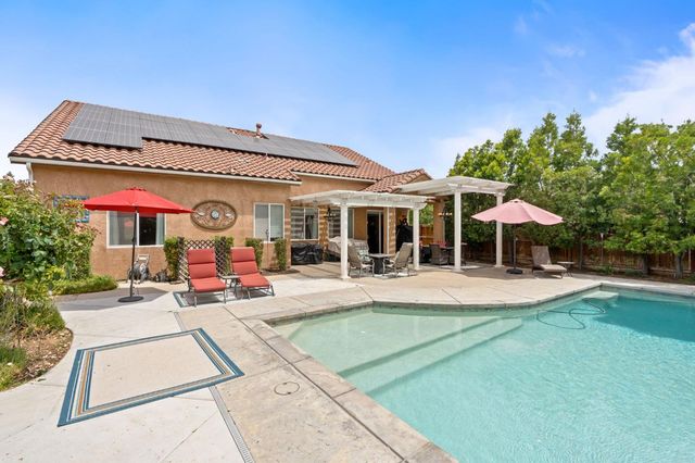 1812 N Graybark Avenue, Clovis, CA 93619
