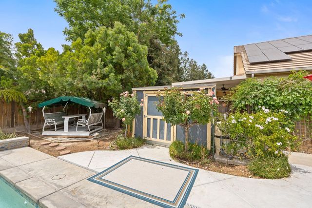 1812 N Graybark Avenue, Clovis, CA 93619