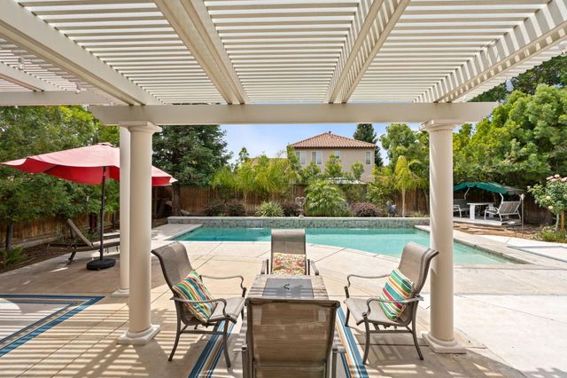 1812 N Graybark Avenue, Clovis, CA 93619