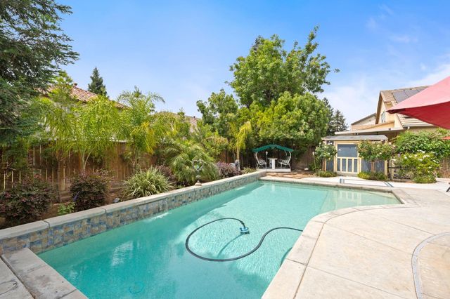 1812 N Graybark Avenue, Clovis, CA 93619