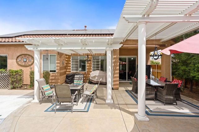 1812 N Graybark Avenue, Clovis, CA 93619