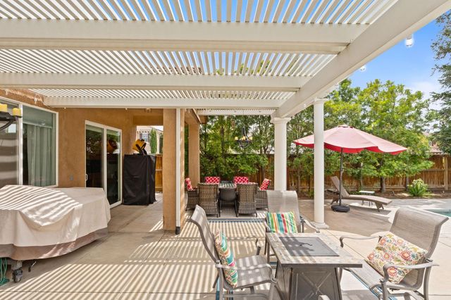 1812 N Graybark Avenue, Clovis, CA 93619