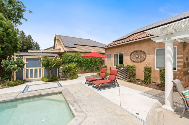 1812 N Graybark Avenue, Clovis, CA 93619