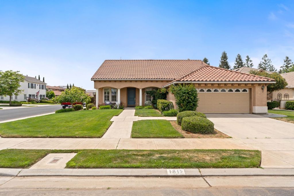 1812 N Graybark Avenue, Clovis, CA 93619