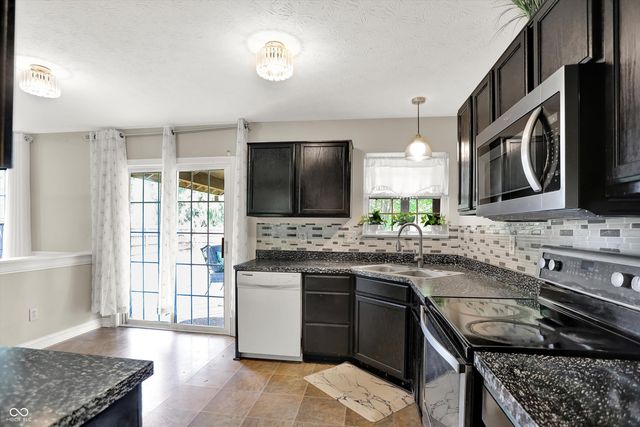 2002 Oakbrooke Court, Avon, IN 46123