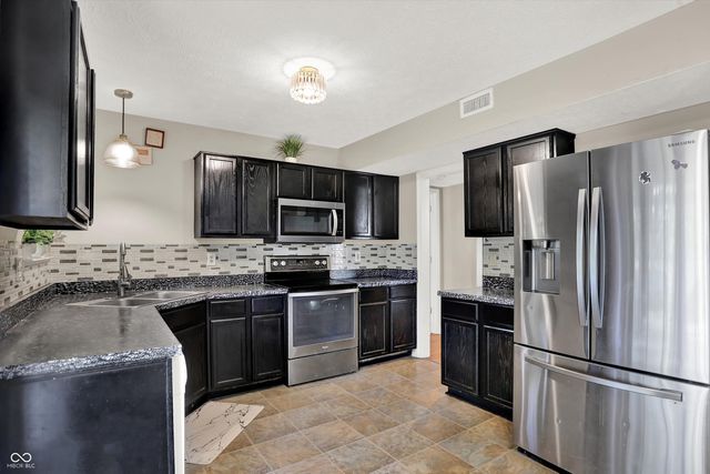 2002 Oakbrooke Court, Avon, IN 46123