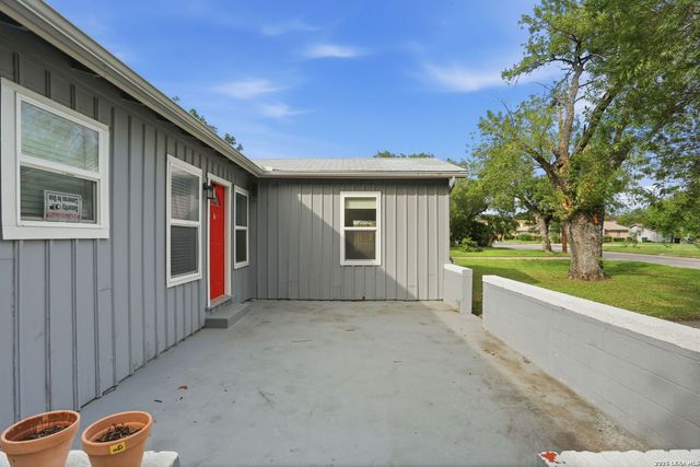 221 Balcones Heights Rd, Balcones Heights, TX 78201