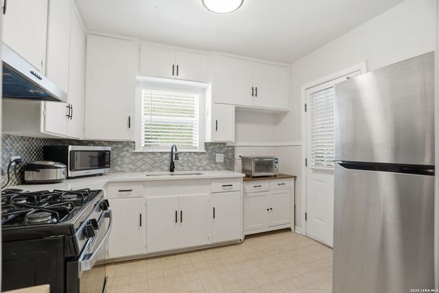 221 Balcones Heights Rd, Balcones Heights, TX 78201