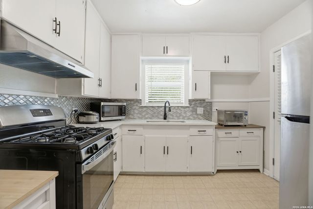 221 Balcones Heights Rd, Balcones Heights, TX 78201
