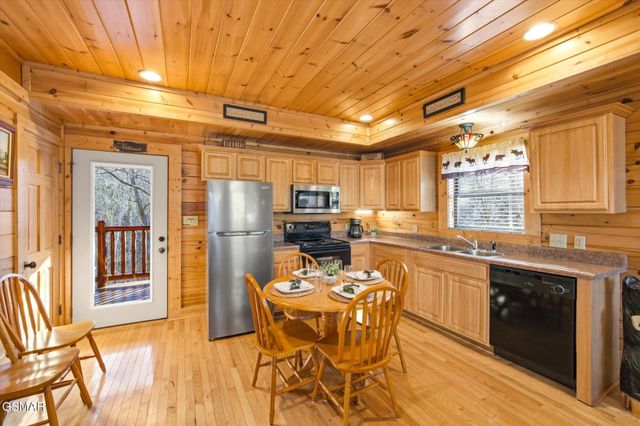 2016 Bear Creek Way, Pigeon Forge, TN 37862