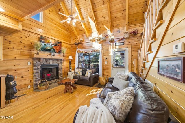 2016 Bear Creek Way, Pigeon Forge, TN 37862