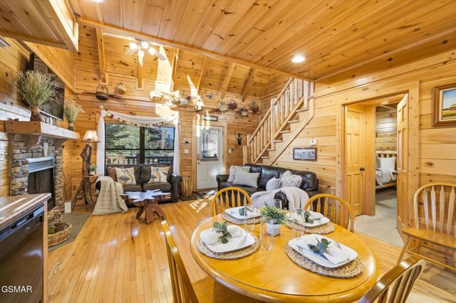 2016 Bear Creek Way, Pigeon Forge, TN 37862