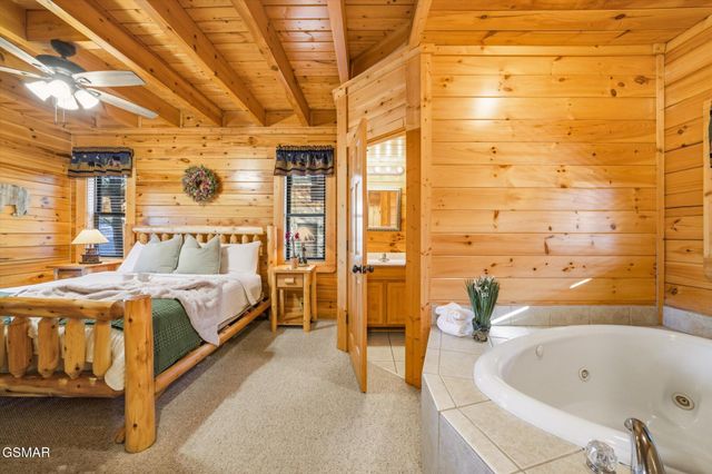 2016 Bear Creek Way, Pigeon Forge, TN 37862