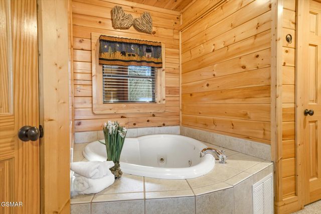 2016 Bear Creek Way, Pigeon Forge, TN 37862