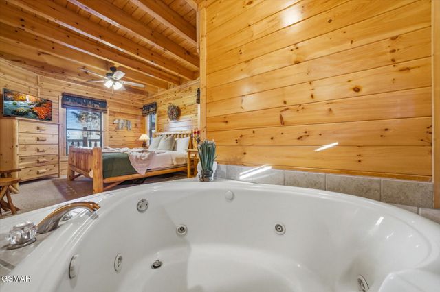 2016 Bear Creek Way, Pigeon Forge, TN 37862