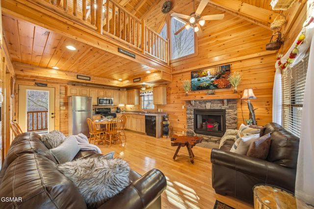 2016 Bear Creek Way, Pigeon Forge, TN 37862