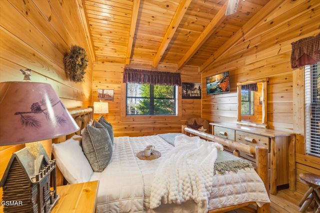 2016 Bear Creek Way, Pigeon Forge, TN 37862