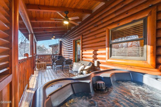 2016 Bear Creek Way, Pigeon Forge, TN 37862