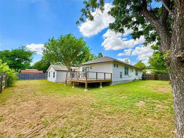 1401 W 7th ST, Taylor, TX 76574